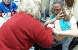 Operativo de vacunación en la carpa de los inmigrantes