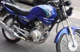 Joven ladrón atrapado mientras llevaba a la rastra una moto