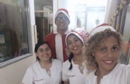 Enfermeros del Larraín celebraron con Papa Noel en pediatría, maternidad y neo