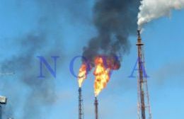 Fuego, humo negro y olores en Petroquímica YPF: por un corte de luz se paró la destilería y tembló la Región