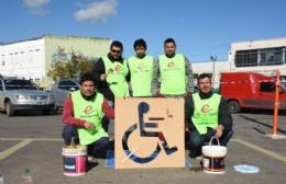 Nuevo espacio de estacionamiento para personas con discapacidad frente a la Escuela de Arte