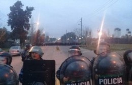 Enfrentamiento entre facciones de la UOCRA frente a la destilería YPF