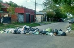 Vecinos cortaron la calle con la basura acumulada