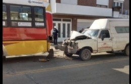 Accidente entre colectivo y camioneta en Montevideo y 17