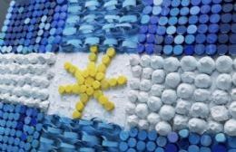 Alumnos de la Escuela Nº 17 crean banderas argentinas con materiales reciclados