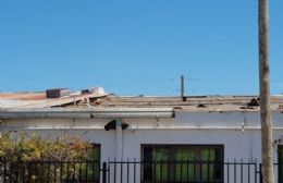 A un mes de la voladura: Reparan el techo de la Escuela Nº 18