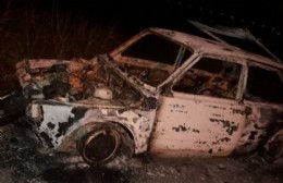 Le robaron e incendiaron el auto: Ahora pide ayuda para dar con los delincuentes