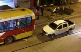 Choque entre un colectivo y una camioneta en Avenida Montevideo