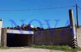 Los muros no ocultan la chatarra: furia vecinal por el incorrecto manejo de desechos de una empresa en Berisso