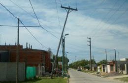 Preocupación de los vecinos por poste de madera quebrado y con cables de alta tensión