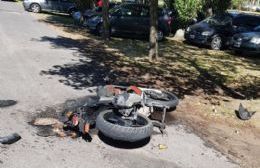 Violento choque en la Avenida 60 entre una moto y un taxi