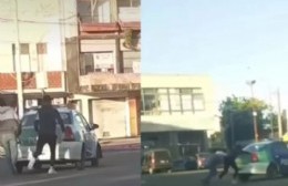 Un patrullero no arrancaba y fue empujado por dos jóvenes