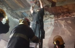 Rescataron a dos ancianas que quedaron atrapadas tras derrumbarse parte del techo de su vivienda