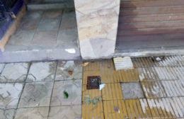Vecinos reclaman por pérdida de agua en la vereda de Montevideo entre 17 y 18