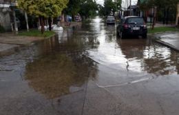 Chaparrón y viento: Calles con agua y un poste caído