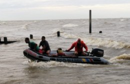 Ardua labor para rescatar a windsurfista tras la crecida del río
