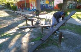 Tareas de arreglo y pintura de juegos infantiles en el Parque Cívico