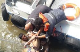 Desesperado rescate: Prefectura salvó a un joven que se estaba ahogando