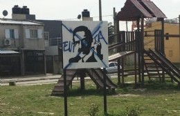 Repudian vandalización del cartel de Raúl Alfonsín en la plaza del Barrio Náutico Eva Perón