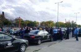 Movilización de taxistas en Berisso contra Uber