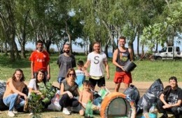 La agrupación Puente realizó una jornada de limpieza y concientización en La Balandra