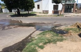 Barrio Progreso: El agua de las cloacas en plena vereda