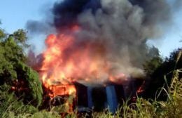 Tres viviendas incendiadas por un borracho en Villa Zula