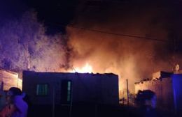 Voraz incendio consumió una casilla de Barrio Obrero