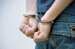 Cuatro detenidos por robarle y pegarle a un joven