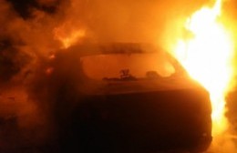 Incendio y destrucción total de un automóvil de alta gama