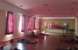 Con gratos recuerdos y mucha voluntad, Leticia Cazorla retoma sus clases de yoga en el CEyE