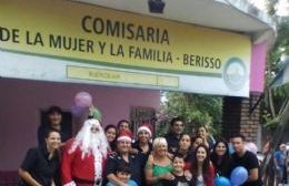 La Comisaría de la Mujer junto a Papá Noel recorrieron la ciudad entregando juguetes y golosinas