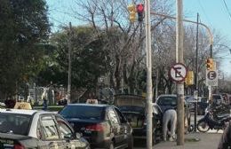 Taxis, ambulancias y pacientes: Cóctel descontrolado en la puerta de la Clínica Mosconi