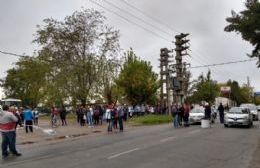 "Hambre y despidos" en la región: Protesta en Puente Roma