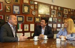 Fernando Espinoza y Verónica Magario se reunieron en Ensenada con Mario Secco y hablaron con comerciantes