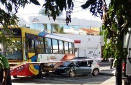 Violento choque entre un colectivo y un auto en Montevideo y 18