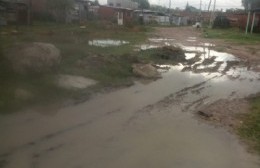 Intransitable: A dos días de la lluvia, la calle sigue inundada