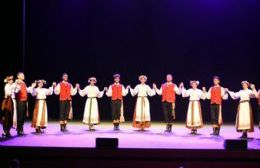 "Nemunas" y "Zemlja Moja" brillaron en el Festival de Danzas de Colectividades