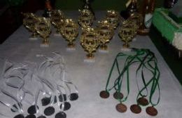 Entrega de trofeos y medallas para el hockey del Club El Carmen