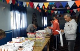 Entrega de bolsones de alimento a los beneficiarios de PAMI