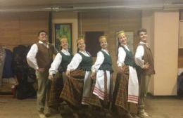 Integrantes del Conjunto "Nemunas" actuaron en escuela secundaria de Lituania