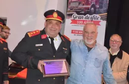 Puerto La Plata presente en los 100 años de los Bomberos de Berisso: entregaron una placa de reconocimiento