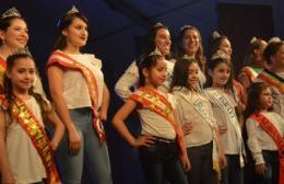 Presentación de reinas juveniles e infantiles en el primer día de la carpa