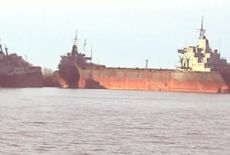 Barcos abandonados de 180 metros de eslora: impacto ambiental y problemas de navegaci�n.