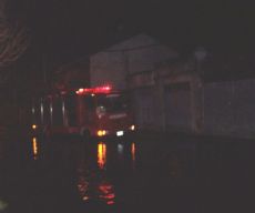 Imagen de la calle 164 entre 12 y 13. Los bomberos se llevan a una pareja de su casa.

