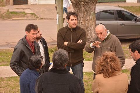 Osvaldo Casellas con vecinos de Villa Progreso