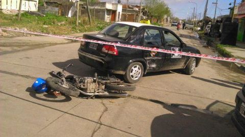 Un motociclista al hospital tras chocar contra un taxi
