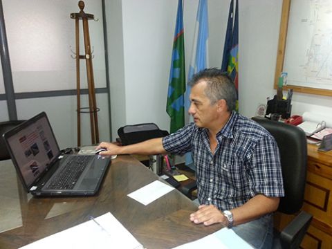 Vicente atribuyó el anegamiento de Berisso a las “obras por terminar” y la “acumulación de basura”