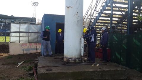 ARS trabaja en la ampliación de torre de iluminación del estadio de Gimnasia y Esgrima La Plata