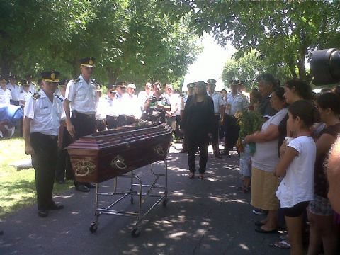 “A quienes compartimos la diaria tarea nos queda el compromiso de que no sea una muerte más”